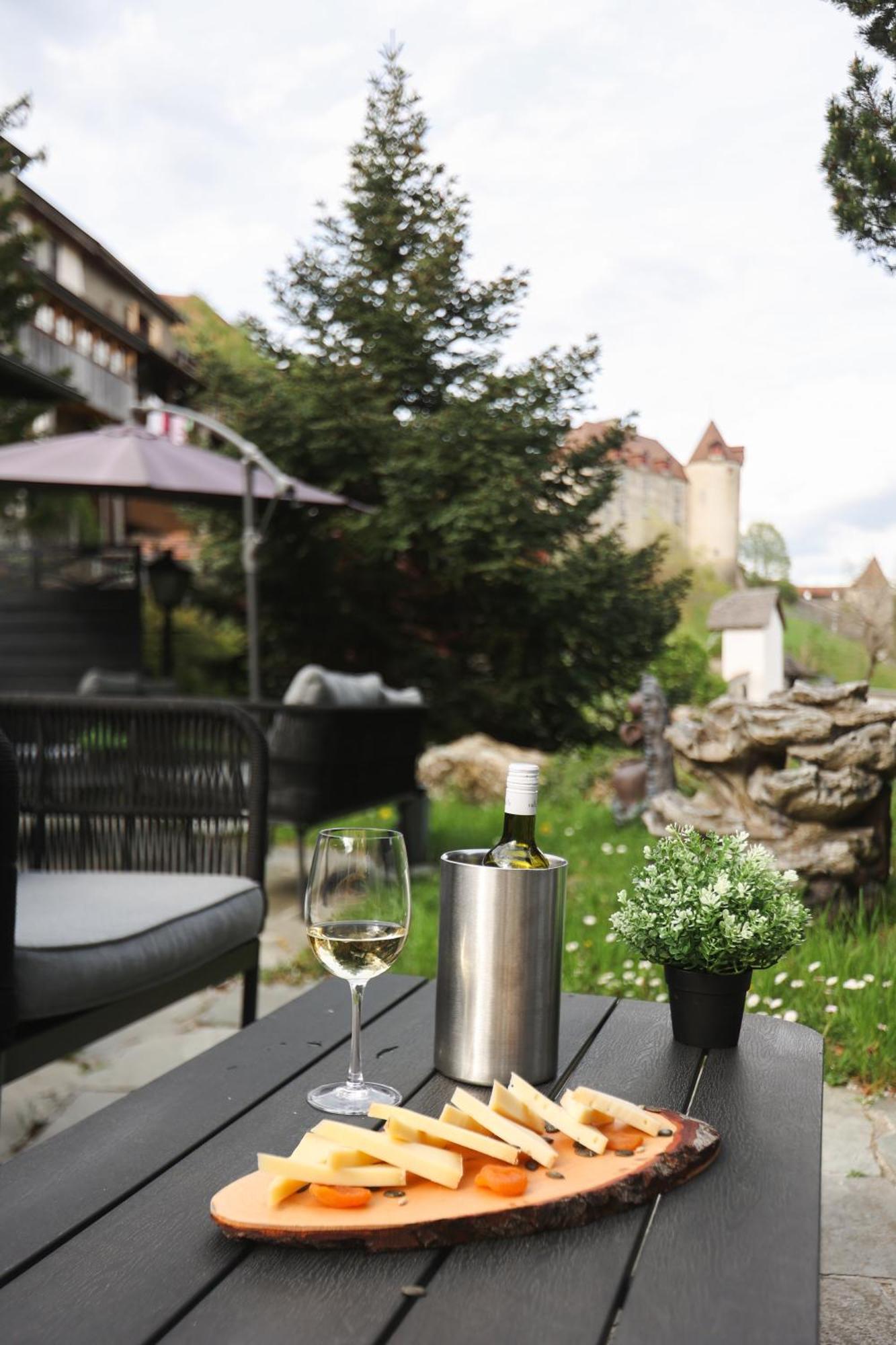 Le Saint Georges Hotel Gruyeres Bagian luar foto
