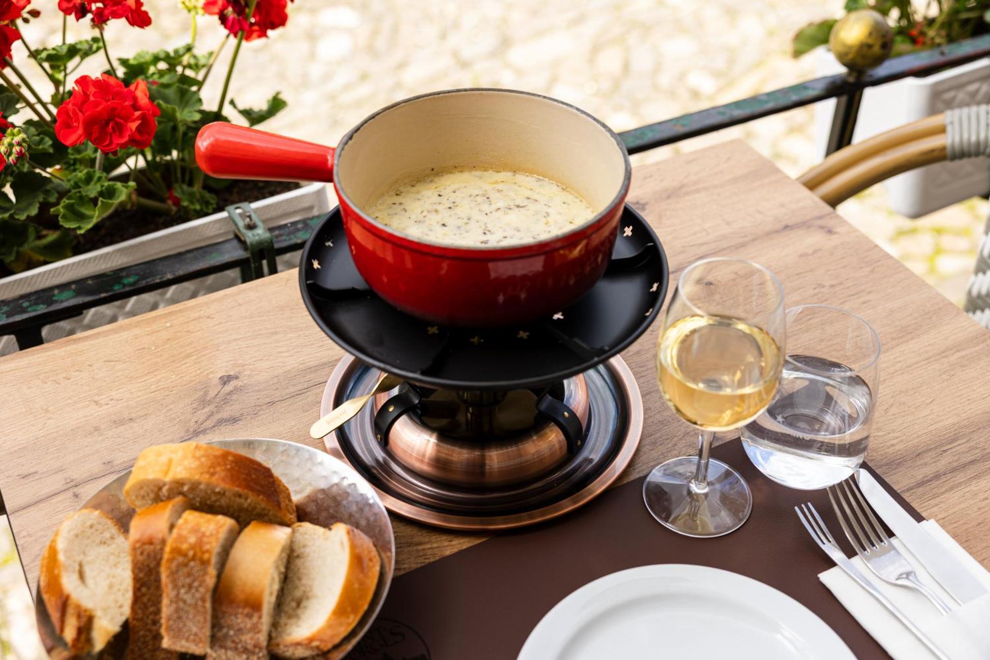 Le Saint Georges Hotel Gruyeres Bagian luar foto