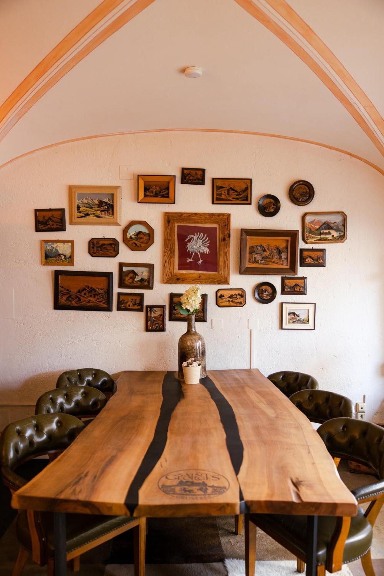 Le Saint Georges Hotel Gruyeres Bagian luar foto